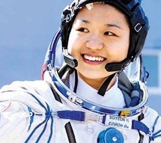CulturalHwarang's tweet photo. Yi So-yeon, científica y astronauta conocida por ser la primera mujer coreana en ir al espacio. Incluida en la lista de los 15 científicos asiáticos a destacar por el Asian Scientist Magazine en mayo de 2011.#8march #8M #mujerescoreanas https://t.co/2VEXmbk8SO