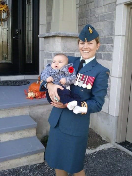 21 ans avec les FAC et 17 ans à titre d’officier du génie aérospatial, Maj Simpson a occupé deux postes de commandement opérationnel et a reçu la Mention élogieuse du CEMD pour leadership et son dévouement en tant que le seul OMA dans le théâtre, en soutien de l’Op ATHENA.