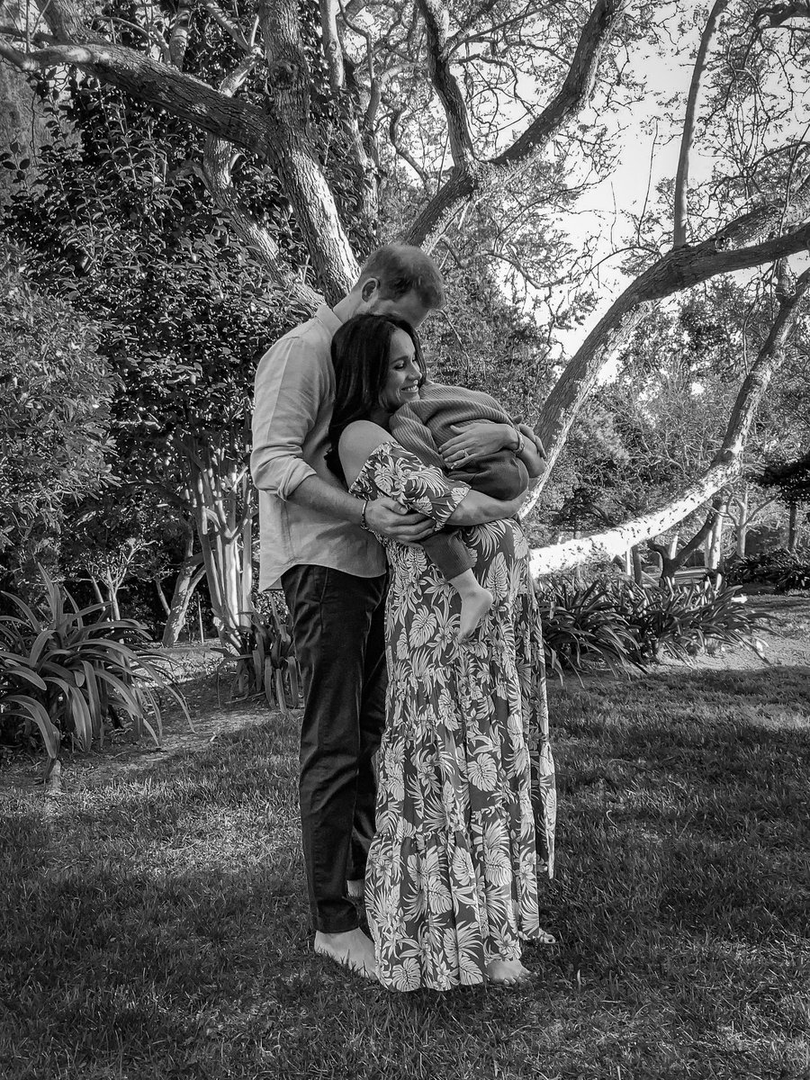 Here's a beautiful picture of mummy and daddy hugging Baby Archie as they mentioned that The Duchess will be giving birth to a baby girl in the summer. 💕