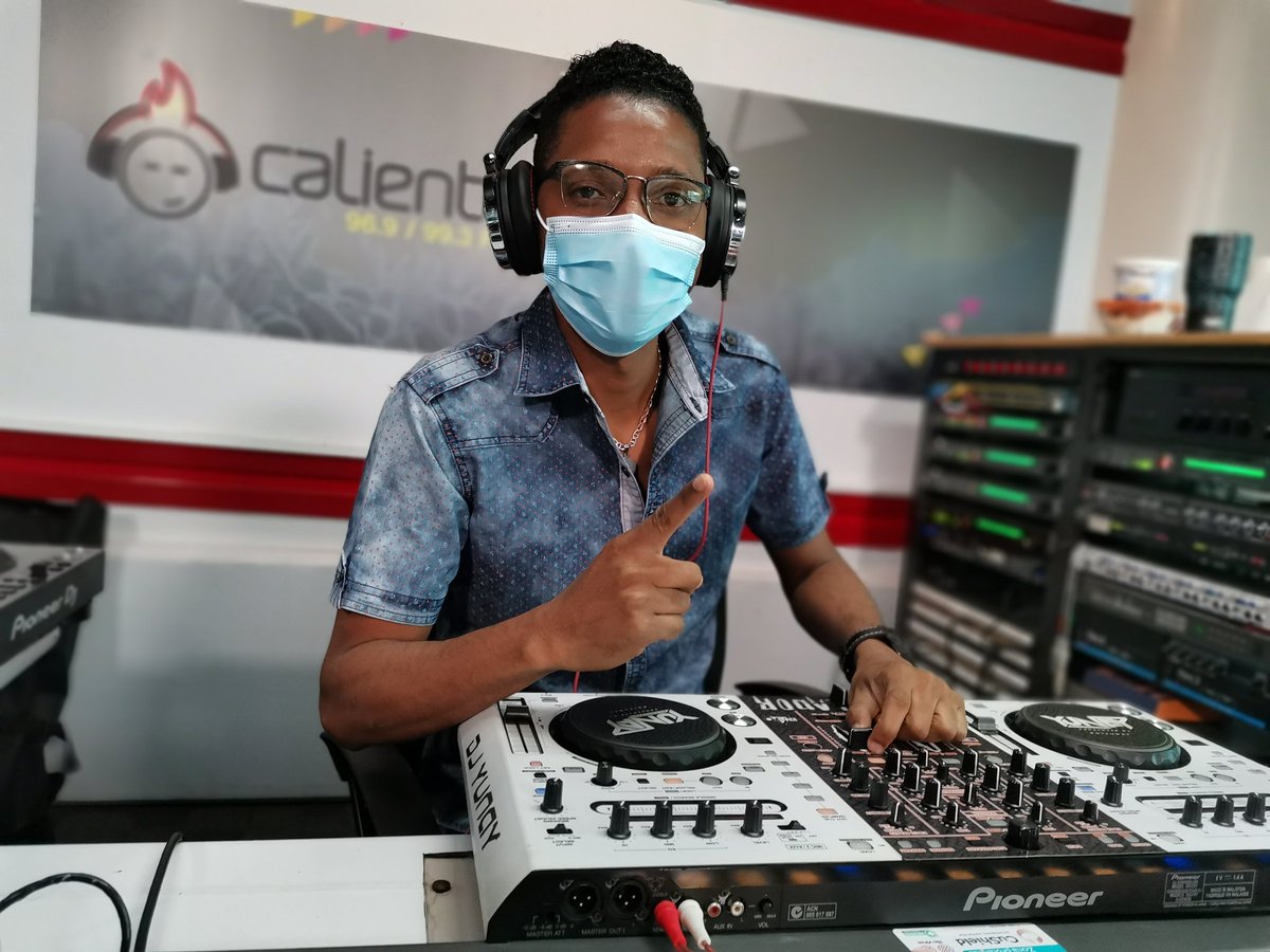 CalienteRadioPa's tweet photo. Sigue la buena música y la buena vibra en el #SnackMusic con el @djyunay 😎📻🔥🎶 Síntoniza y #PasalaBien https://t.co/HDw9F5g0S6