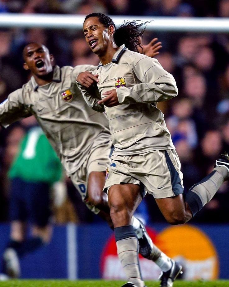 Football Tweet Otd In 05 Ronaldinho Scored That Goal Against Chelsea Edge Of The Box Surrounded By Defenders Nowhere To Go No Options Ahead Unless Your Name Ends In