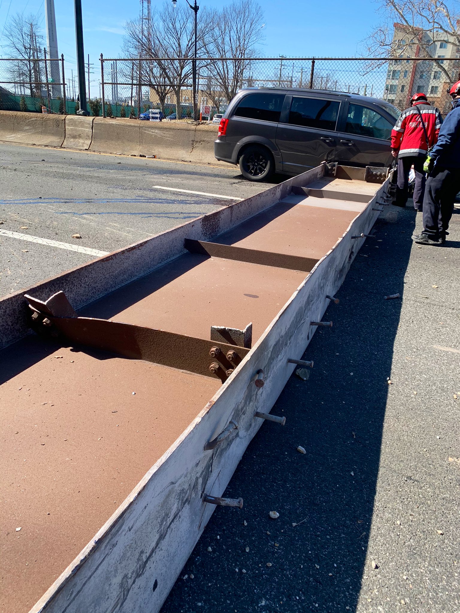 Dc Fire And Ems Collapse Incident I 295 N B Prior To Burroughs Ave Ne This Does Not Involve A Bridge But Apparently A Dropped Load Of Girder Type Metal From A
