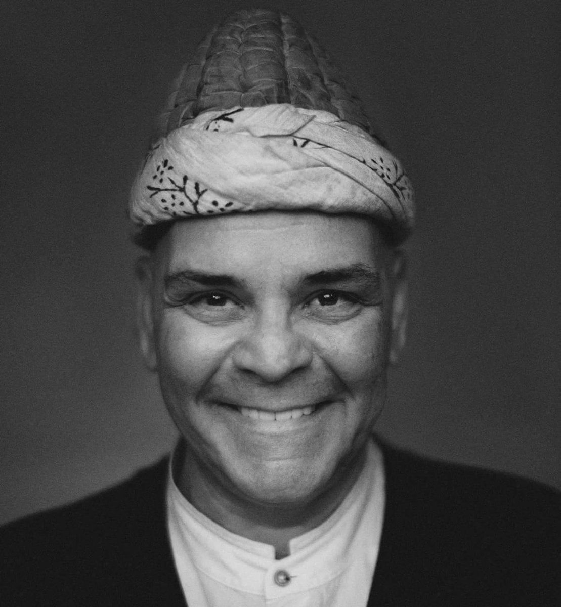 Râsim, resmeden demektir. Arapça rsm “iz, işaret” kökünden gelen sözcük, rasama “iz bırakmak” ile akraba. Râsim, iz bırakandır. Mekanı cennet olsun.
 #rasimoztekin