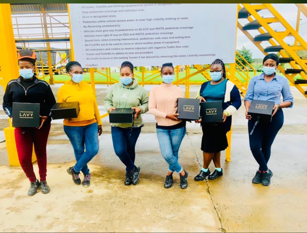 LAVY_Products's tweet photo. So happy to have spread smiles to the women of @tblplc countrywide with our #LavyGiftBox care package.
Tunawashukuru sana TBL kwa kuunga mkono kampuni yetu inayomilikiwa na kuendeshwa na wanawake. https://t.co/ZJdSUHt74A