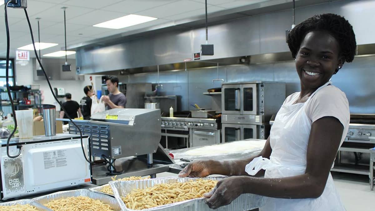 sameert's tweet image. Meet our #PepsiCoFoundation partner: @TheHatcheryChi! Our program is working to provide more than 400 female entrepreneurs like Taylor’s Tacos with incubation support to grow their food + beverage businesses in Chicago. We’re grateful for your partnership! #FoundationFriday