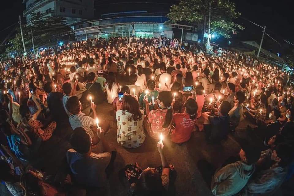 Residents from South Dagon coming out and protest with candle light as #TERRORISTJUNTA prevent protesters from leaving Sanchuang.
We, Myanmar civilians saving each other cuz military &amp; police are terrorist for us.
#Mar8Coup 
#WhatsHappeningInMyanmar 
<a href="/UN_HRC/">UN Human Rights Council</a> <a href="/DrSasa22222/">Dr. Sasa</a> <a href="/CIJ_ICJ/">CIJ_ICJ</a>
