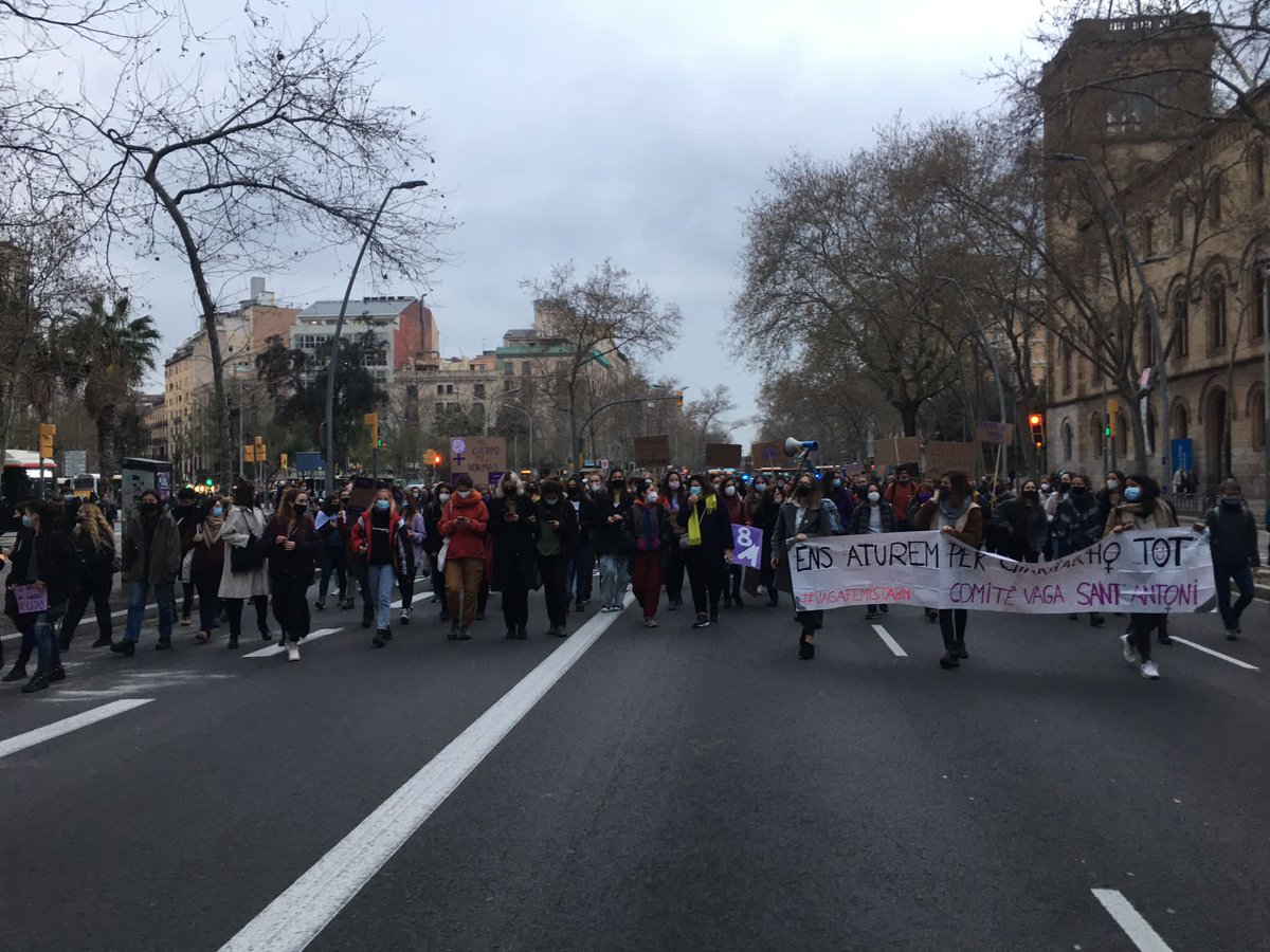 FeministaSt's tweet photo. Avuí hem fet columna amb @BarriFeminista . Ens hem apoderat dels carrers i els hem fet nostres!

Visca la lluita col·lectiva 💜✊ https://t.co/TxhwaLgimH