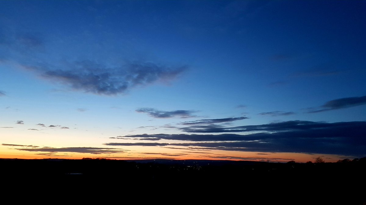 Chocciescoffer's tweet photo. #paultheweatherman beautiful Chesterfield night sky. https://t.co/swCjw9fjYw