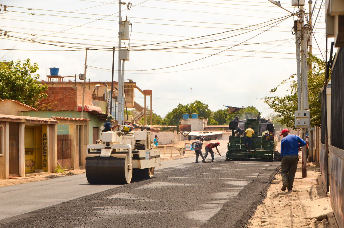 DirwingsSF's tweet photo. Vamos hacia un despliegue en toda la ciudad con 40 mil toneladas de asfalto, esto en su primera fase, impulsado por la Misión "Venezuela Bella".
-
¡Con AMOR todo es posible! https://t.co/6LgyeZ59EF