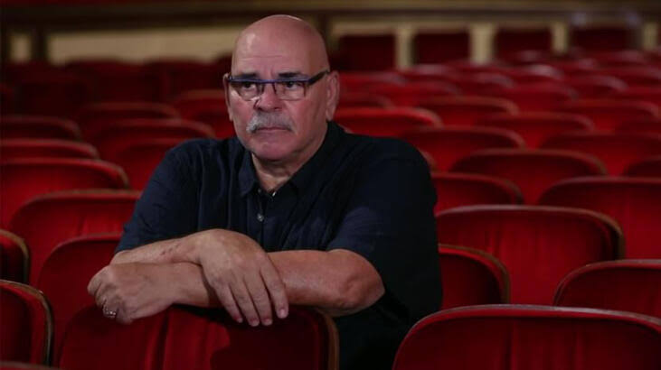 Tiyatronun   duayen ismi  #rasimoztekin'i kaybettik.

Geçirdiği kalp krizi sonucu  bir süredir hastaneda  tedavi gören usta oyuncu yaklaşık 1 saat kadar önce yaşamını yitirdi. 

Tüm sevenlerinin  başı sağ olsun.