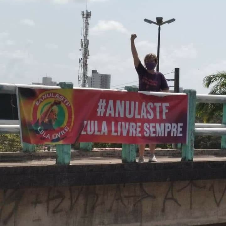 VIVA LULA!!
VIVA A NOSSA RESISTÊNCIA
HOJE EU TENHO UM GRANDE MOTIVO PRA SER FELIZ!
LULA LIVREEEEEEEE!
LULA INOCENTEEEEE!!