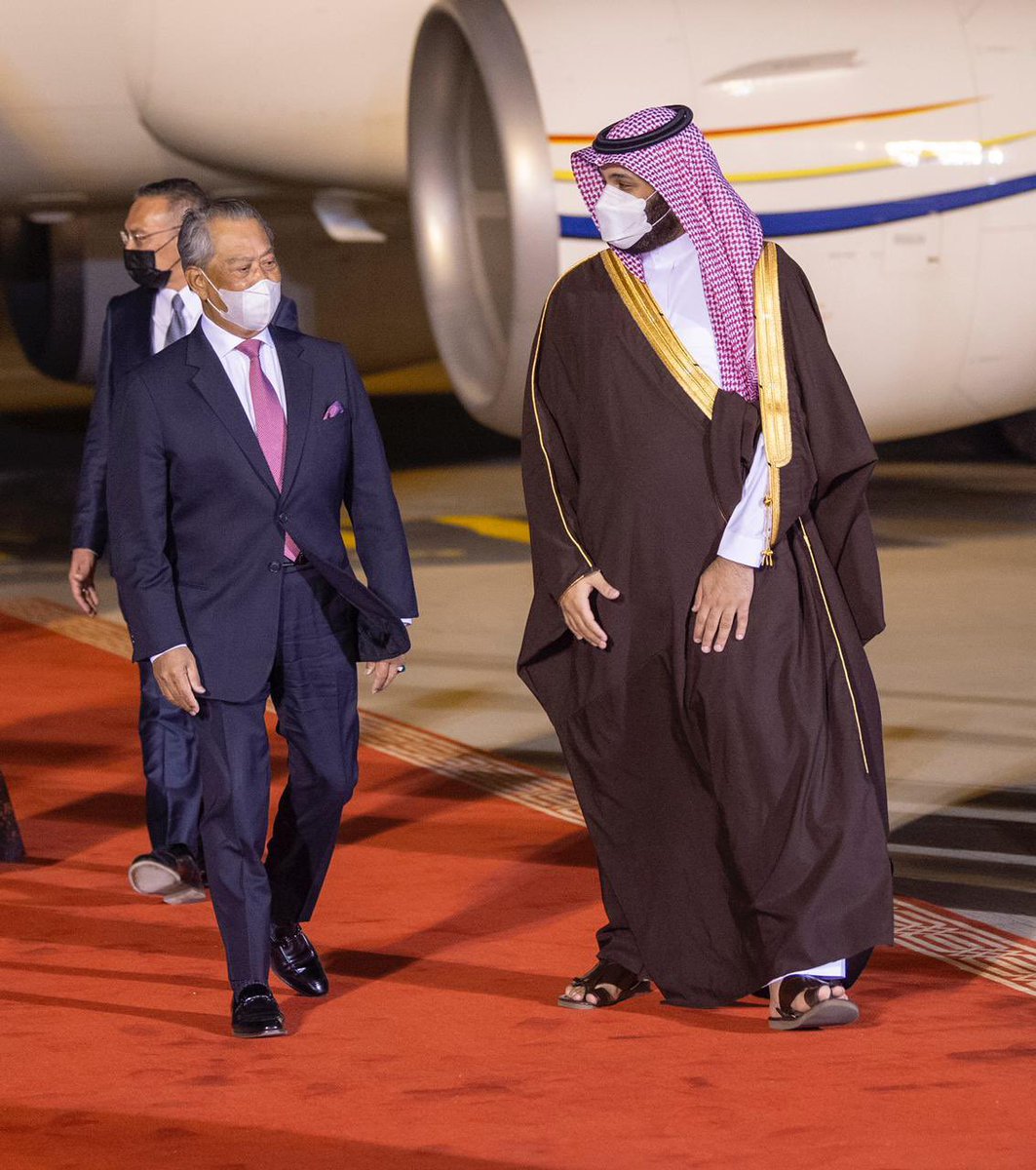 KSA24's tweet image. يخططون سنين ،،
و برفعة سماعة من أبو سلمان ،، يخسرون كل خططهم و أموالهم ،،
فالثقل السعودي لا يقارن بأي ميزان آخر