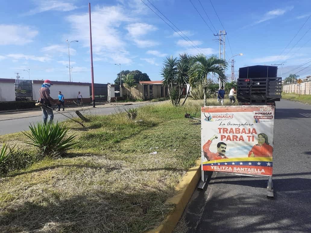 SecretariaInfrM's tweet photo. #RUTA2020🚩 Juntos por el bienestar de nuestra gente. #Continumamos trabajando con las labores de limpieza y desmalezamiento de áreas verdes de la Av. Los Próceres de la Parroquia Boquerón #Maturin @GobMonagas_ Gracias a la gestión de @yelitzePSUV_ @_LaAvanzadora @NicolasMaduro https://t.co/sY9dQ3ZeI5