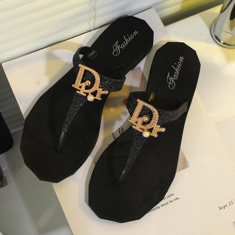 Mz_hawti's tweet image. Hey ladies get this beautiful slippers for 4000 Naira #InternationalWomensDay #internationalwomensday2021