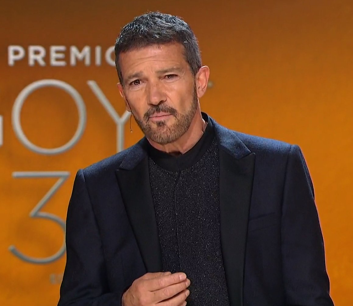 lodelaspelis's tweet image. Antonio Banderas presentando los Goyas con 60 años // Yo viéndolos con 30 #Goya2021