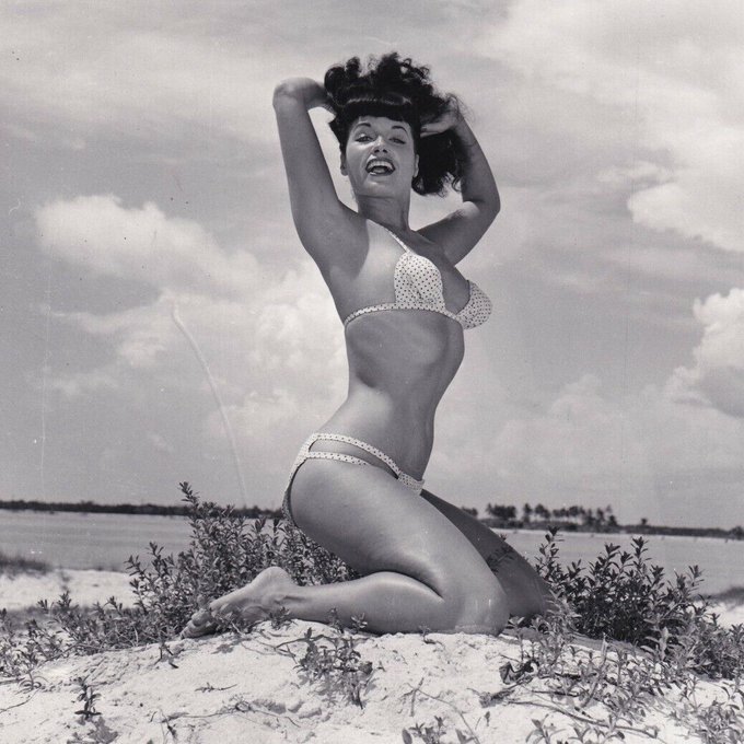 Here’s to a sizzling hot Saturday! ☀️💕🔥 

~Photo by Bunny Yeager~

#bettiepage #pinup #bunnyyeager #fitness