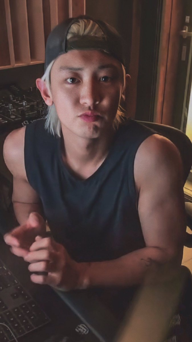 rurubibinenesas's tweet photo. park chanyeol adalah makhluk tergombal dan aku, salah satu dari jutaan manusia yg mabok akan gombalannya https://t.co/NJbt613anj