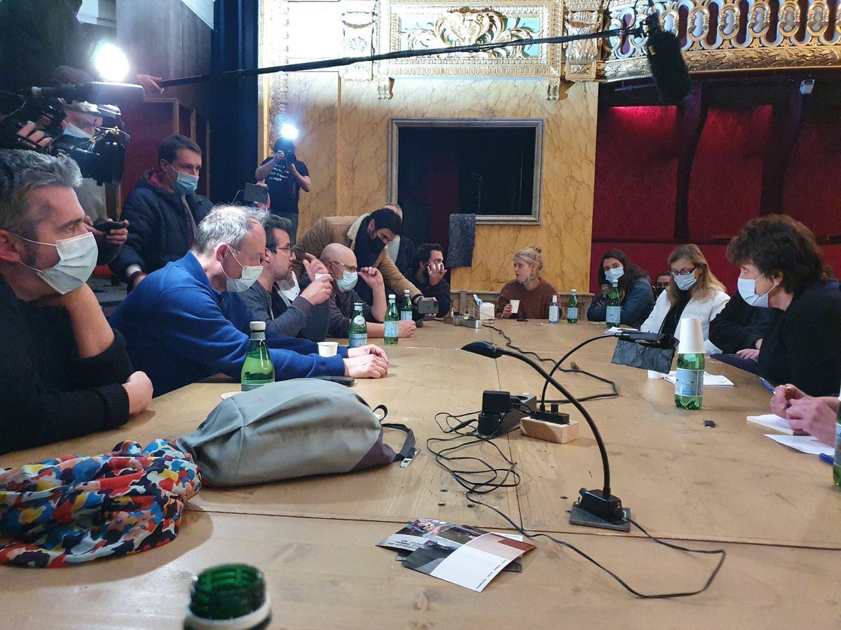 « Le rapport de force s’amplifie! La ministre de la Culture Roselyne Bachelot vient de rejoindre l’occupation de l’Odéon. Est ce un début de négociation ou un simple coup de com? Nous engageons la discussion.
#OccupationOdeon #CultureEnDanger »