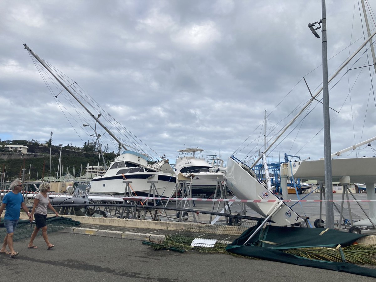 TEJEROAnthony's tweet photo. À #Noumea, les habitants découvrent les dégâts matériels au lendemain du passage du #CycloneNiran (alerte 2 levée depuis 8h). #NouvelleCaledonie #DirectLNC https://t.co/CxWc4tLVGy