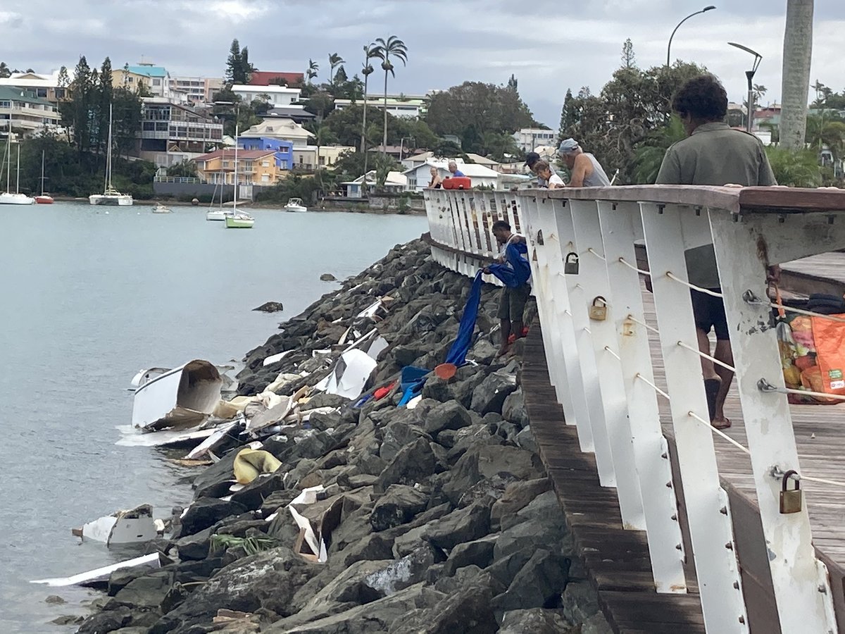 TEJEROAnthony's tweet photo. À #Noumea, les habitants découvrent les dégâts matériels au lendemain du passage du #CycloneNiran (alerte 2 levée depuis 8h). #NouvelleCaledonie #DirectLNC https://t.co/CxWc4tLVGy