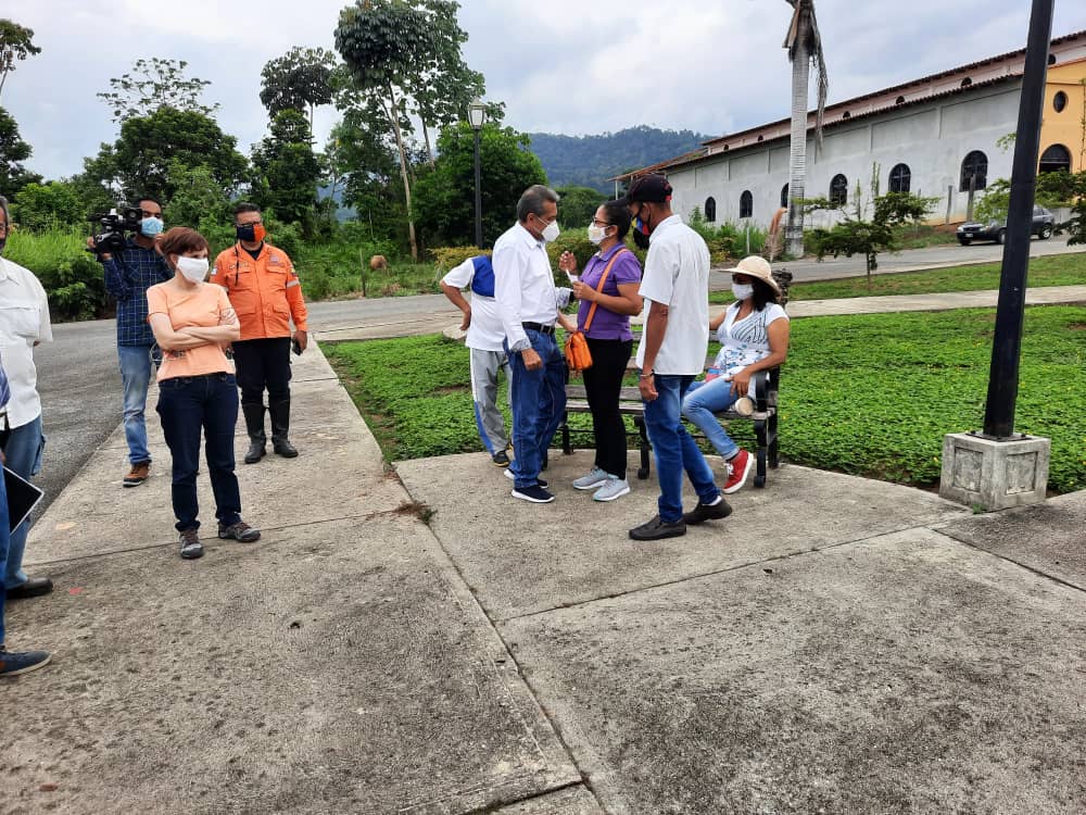 GoberMerida's tweet photo. #Mar06 En la Parroquia Caño El Tigre del Municipio Zea, el gobernador @RamonGuevaraMRD inspeccionó los trabajos de rehabilitación de la Plaza Bolívar, la cual entregará a la comunidad el próximo viernes https://t.co/YZFBdMKopC