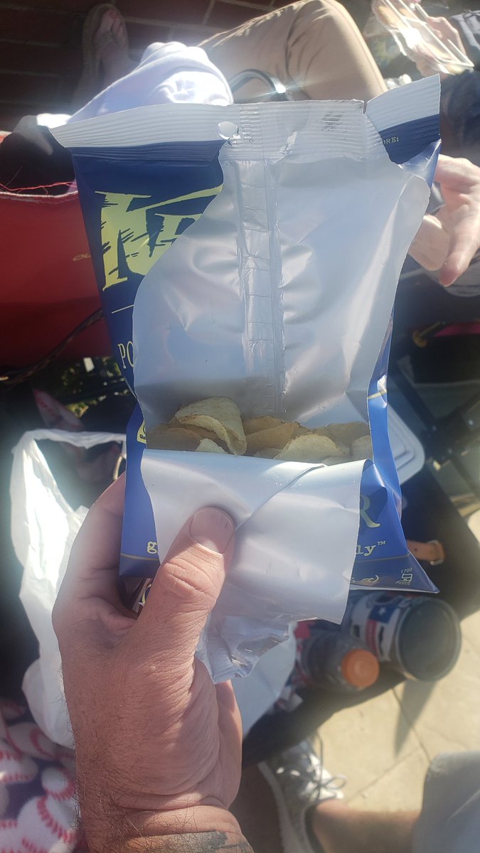 PiperCCameron's tweet image. @kettlebrand where the heck are the rest of my chips? #brandnewbag #notevenhalf