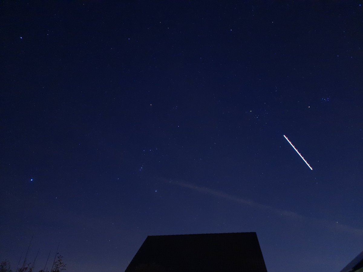cassiopeia's tweet photo. Es ist wieder verdammt kalt draußen, aber auch sehr klar. Ich habe die Chance genutzt, so lange ich es ausgehalten habe. Auf den Bildern zu sehen: der Himmel von #Sirius über #Orion bis hin zu #Mars bei den #Plejaden (und ein fotobombendes Flugzeug). #Astrocontent https://t.co/z0U9EcnZbP