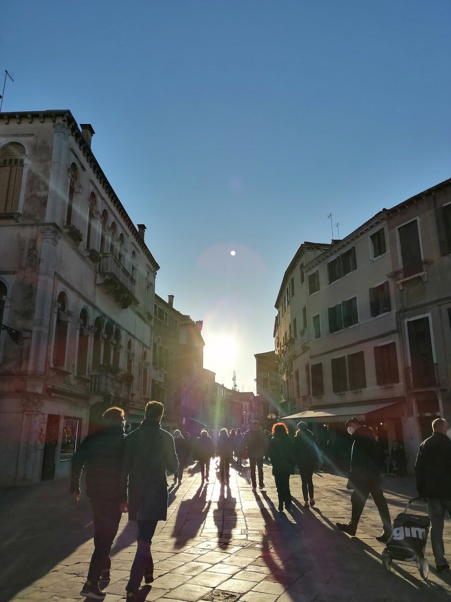 pc_schaefer's tweet photo. Mit Abstand und MNS sind wir heute in #Venedig ausgegangen, denn am Montag wird für vier Wochen wieder alles dicht gemacht wegen #covid19italy man kann den Besucherströmen aus dem Weg gehen, wenn man will. https://t.co/gmcLu01bTX