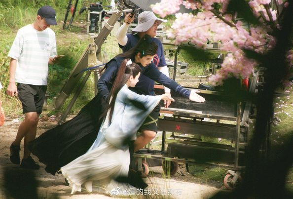 LalalalaladeYB's tweet photo. ✨MoRan y Xia Sini✨➪ (Foto no oficial) 

estaba buscando imágenes en google y me encuentro con esta, ya quiero que se estrene 😍..... aún espero el trailer.  

#XiaSini #ChuWanNing #Shidi #MoRan #2ha #Erha #Inmortality #HYX #皓衣行 #haoyixing #RanWan #TheHuskyAndCatWhiteShizunv https://t.co/4iZJ9XPKko