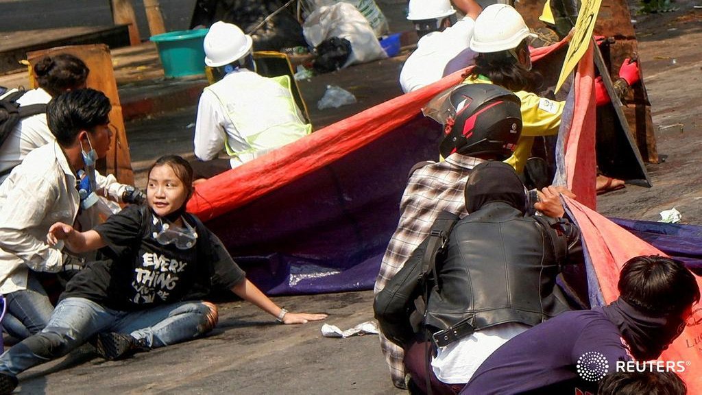 Myanmar authorities who exhumed Kyal Sin's body said she was shot in the back of the head so could not have been killed by police. Photos show the back of her head facing police moments before she was killed reut.rs/3uYK19d #WhatsHappeningInMyanmar