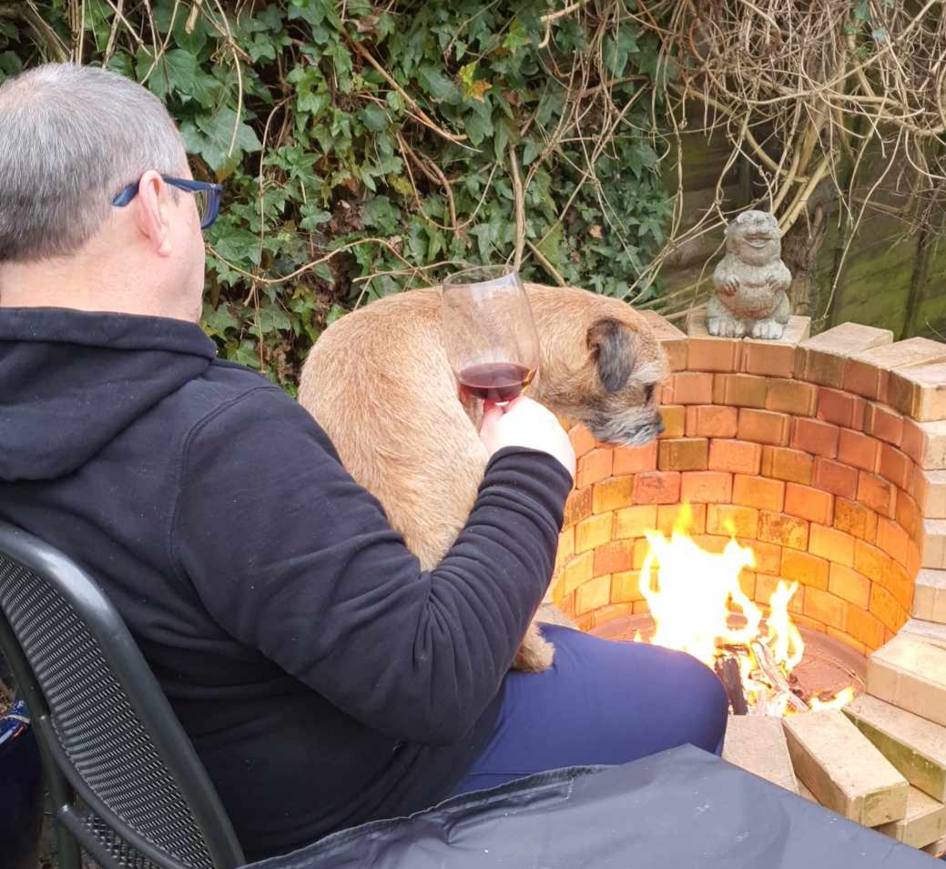 ms_snape's tweet photo. How nice of me dad, to put central heating, in garden for us. Cosy toes. https://t.co/ifqERaabKN
