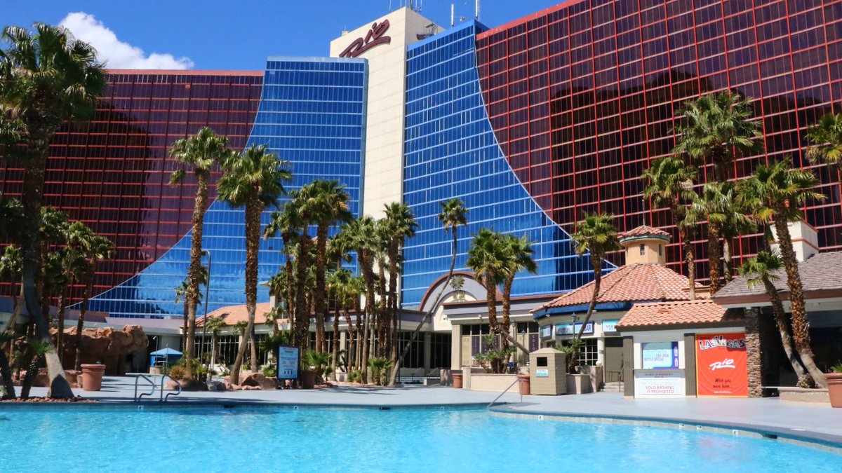 RioVegas's tweet photo. Find your paradise at #VooDooBeach 🌴 Now open weekends https://t.co/SUGholdbwH. https://t.co/no52hQ8jdy