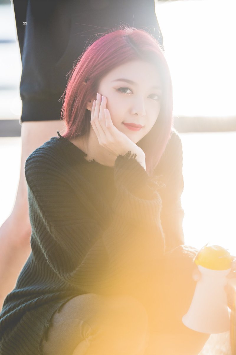 daydream_0307's tweet photo. 191009 쇼챔피언 미니팬미팅

@hf_dreamcatcher 
#드림캐쳐 #다미
#HappyDAMIday https://t.co/3qNKJgoA76
