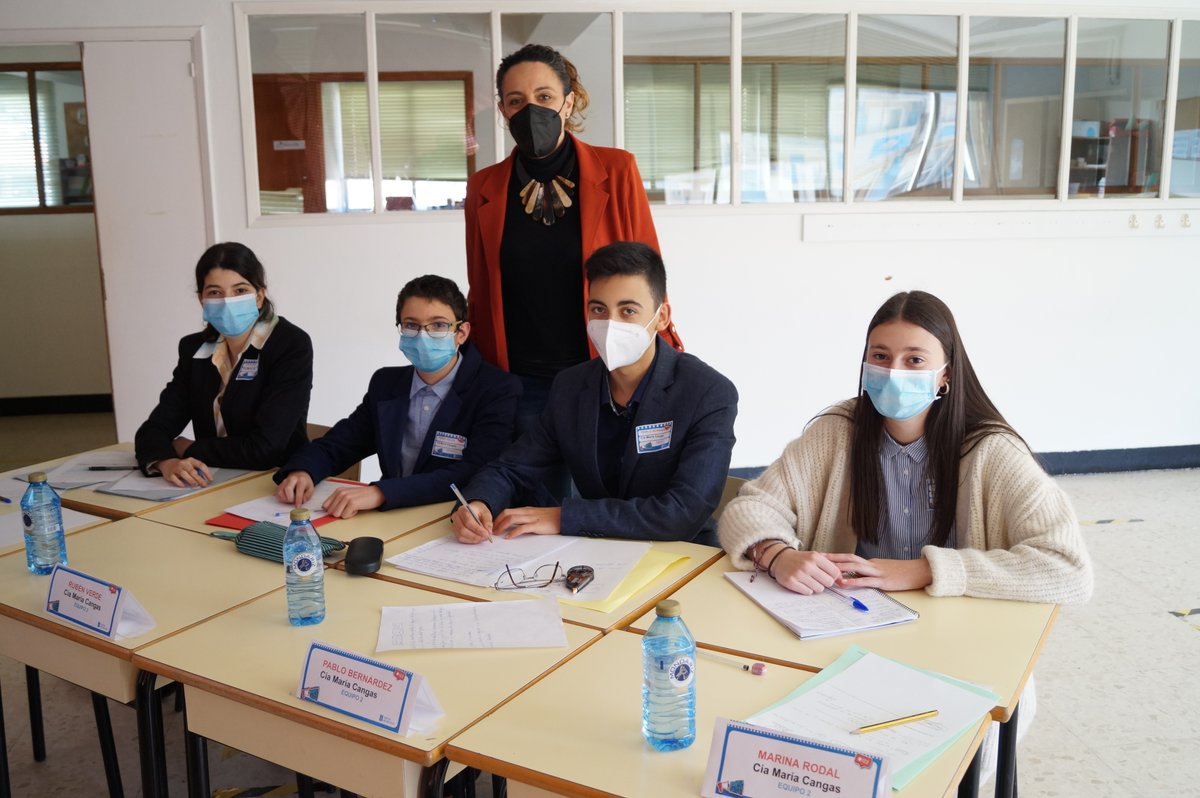 Os nosos equipos de 3º e 4º da ESO están ramatando unha xornada intensa de debates no concurso #parlamentoxove cunhas intervencións moi notables na súa 1ª participación. Ánimo!
