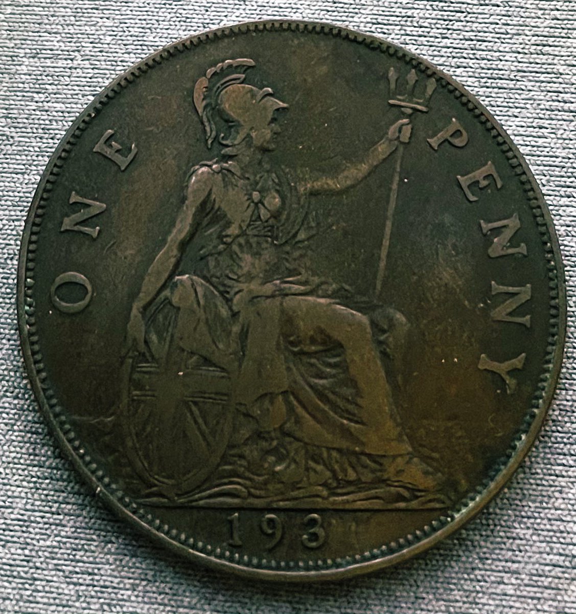 DanSh1elds's tweet image. I’ve had this coin for ages and always wondered if it was worth more than one penny. Not sure what year it is, or why the last number of the year is missing! 1933... 🤔 #Rarecoin?   #minterror?  #georgevpenny #RoyalMint