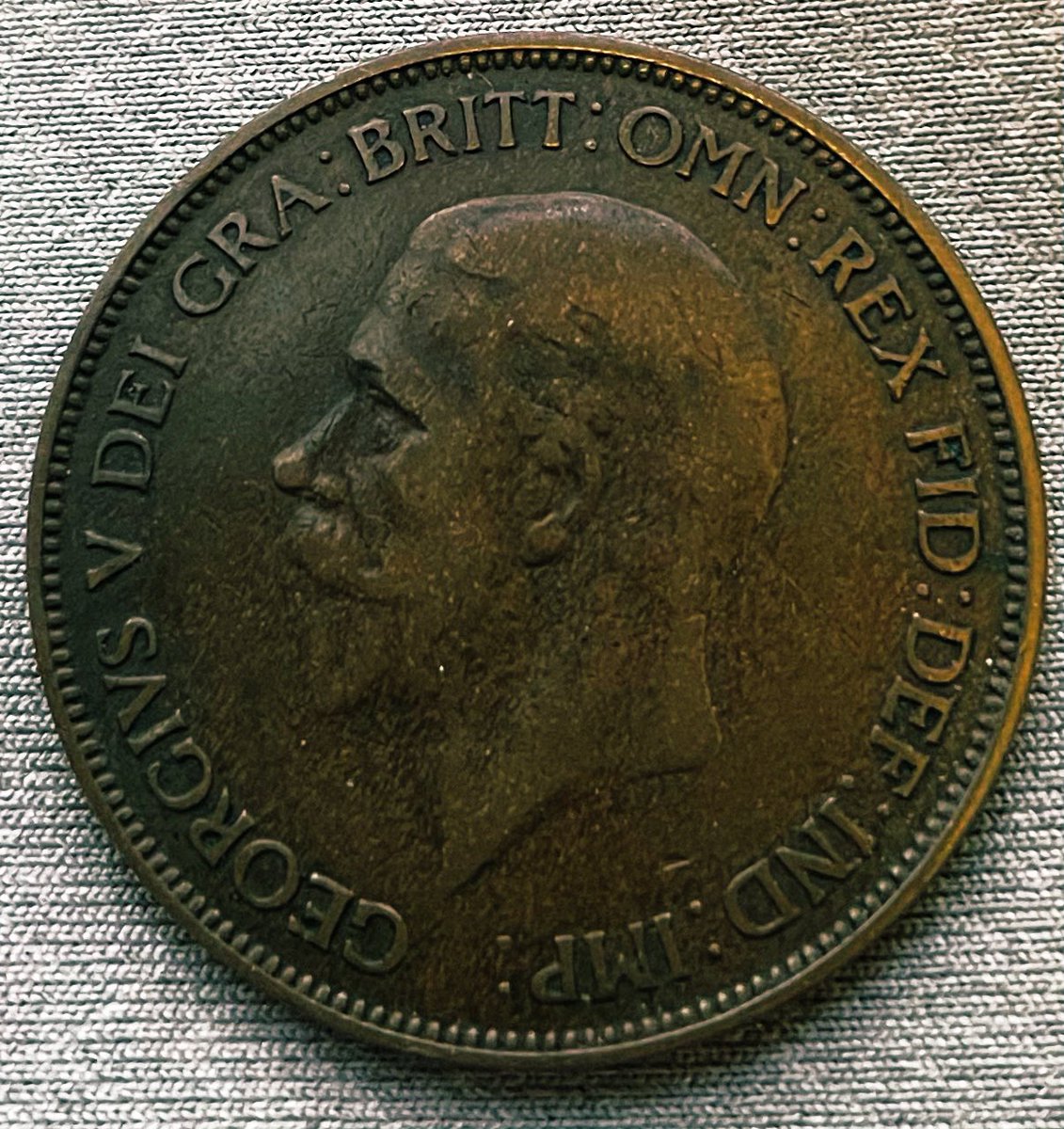 DanSh1elds's tweet image. I’ve had this coin for ages and always wondered if it was worth more than one penny. Not sure what year it is, or why the last number of the year is missing! 1933... 🤔 #Rarecoin?   #minterror?  #georgevpenny #RoyalMint