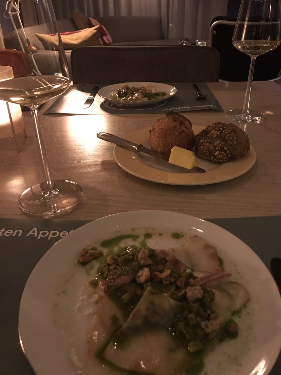 Heerlijk dineren@home met #wijnenspijs #zindering <a href="/SSBUtrecht/">Stadsschouwburg Utrecht</a>. Dank voor dit prachtige pakket met fantastische Duitse wijnen en gerechten. 🙏