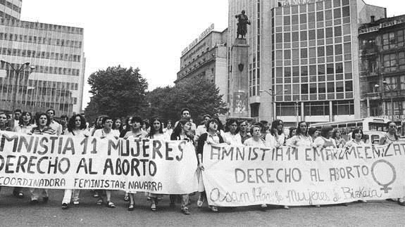 masfeministas_'s tweet photo. Ya en la transición la Ley del aborto vino impulsada por las grandes movilizaciones que generó el proceso de las “Las once de Bilbao”, mujeres en situación vulnerable y con varios hijos que se enfrentaban a penas de hasta 12 años de prisión. https://t.co/PNn2jS32eS
