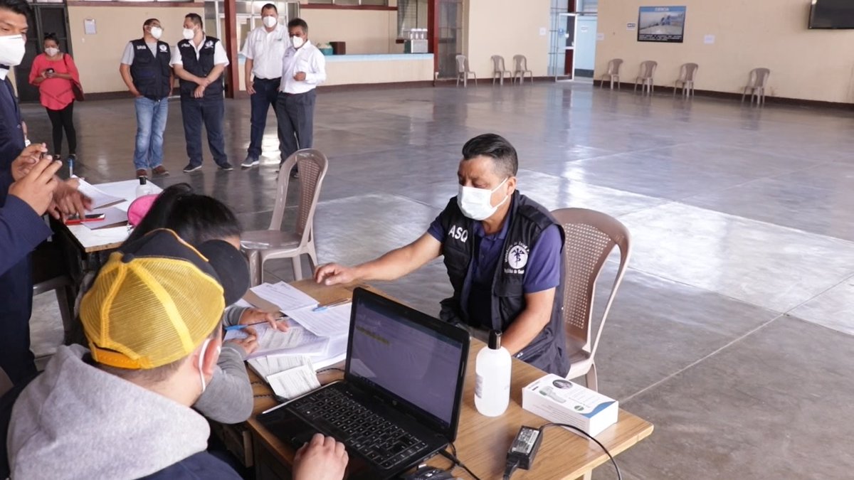 corderoquiche's tweet photo. Baltazar Azicona, el primer vacunado contra el Covid-19 en Quiché, es un enfermero del área de aislamiento del Hospital Regional de Quiché. https://t.co/J5xKceypmG