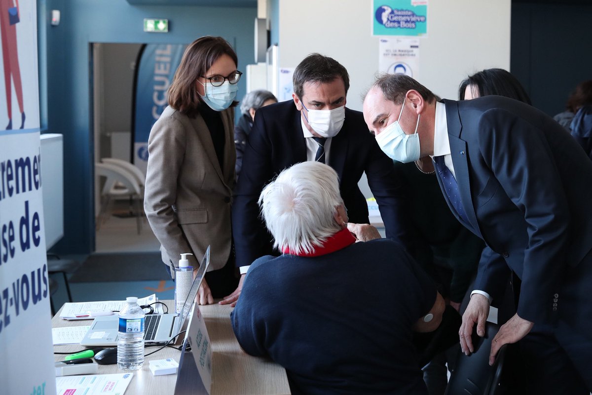 À Sainte-Geneviève-des-Bois, de nouvelles doses ont été livrées dans ce centre de vaccination.
Soignants et personnel communal unissent leurs forces pour protéger nos aînés et nos compatriotes les plus vulnérables.
La solidarité en actes !