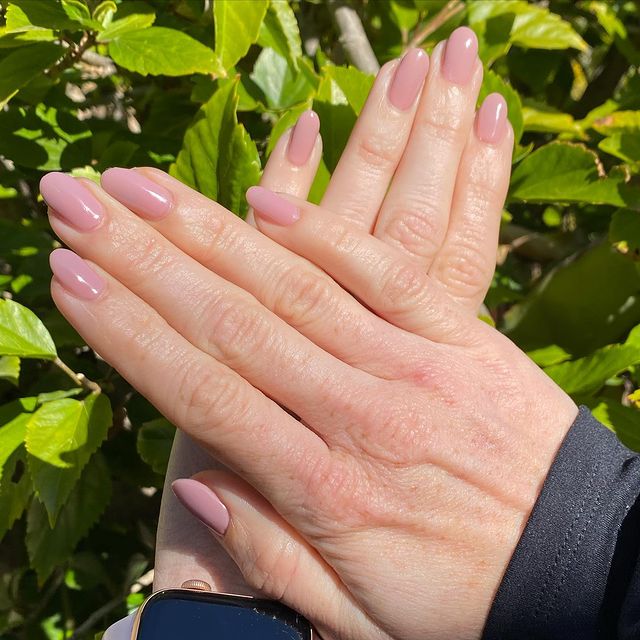 GelishMINI's tweet photo. An at home Saturday calls for a simple at home manicure 💗 @polishedbyamber Shade Featured: I Speak Chic 

#GelishMINI #GetGelish #GetGelished #nudenails #weekendnails #pinknails #softnails #nailsoftheday #athomemani #athomenails #maniinspo #minimalnails https://t.co/r01U0DtrZQ