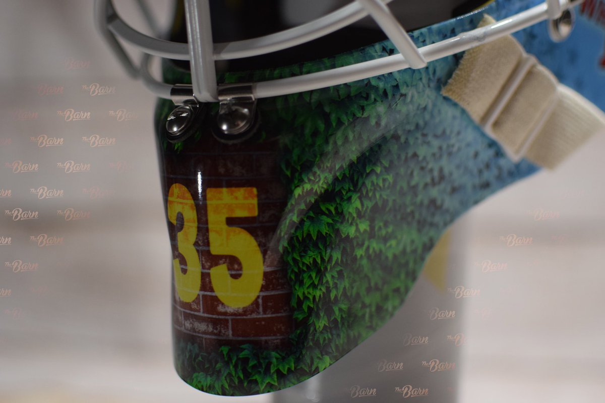 Check out <a href="/maddie_rooney35/">Maddie Rooney</a>’s Chicago-inspired mask for this weekend’s @PWHPA games!  

Designed by <a href="/TheBarnCreative/">The Barn</a>