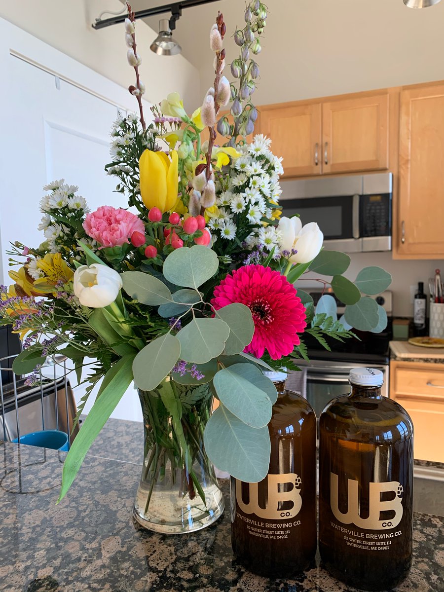 marybets's tweet photo. Did I mention I also live above a florist? #fromdan https://t.co/qx5YuV8eH3