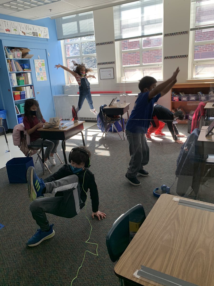 kwbgiglio's tweet photo. Hello from our second grade classroom at Barrett!  These students rocked the return to school.  @kwbkenny @jill_kester #kwbpride @BarrettAPS https://t.co/9VacQ9BM7G
