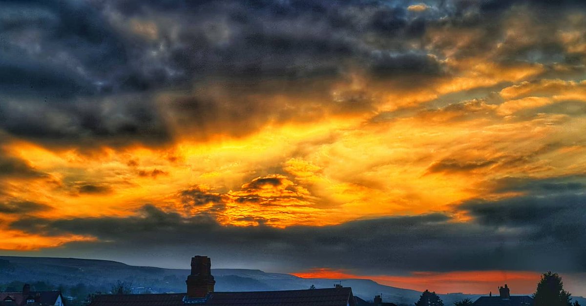 Peepers_110170's tweet photo. @visitBradford @IlkleyChat what a dramatic sunset this evening looking across Ilkley Moor, The Dales &amp; beyond #ilkleymoor #ilkley #ilkleychat #visitbradford #redskyatnight #stunningview #breathtakingviews #famousrocks #cowandcalfrocks #ilkleyquarry #rombaldsmoor #shepherdsdelight https://t.co/HtJ9qaTNhh