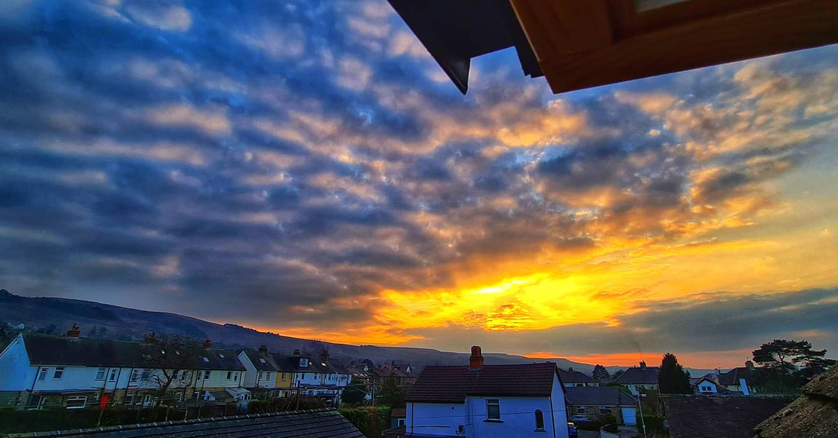 Peepers_110170's tweet photo. @visitBradford @IlkleyChat what a dramatic sunset this evening looking across Ilkley Moor, The Dales &amp; beyond #ilkleymoor #ilkley #ilkleychat #visitbradford #redskyatnight #stunningview #breathtakingviews #famousrocks #cowandcalfrocks #ilkleyquarry #rombaldsmoor #shepherdsdelight https://t.co/HtJ9qaTNhh
