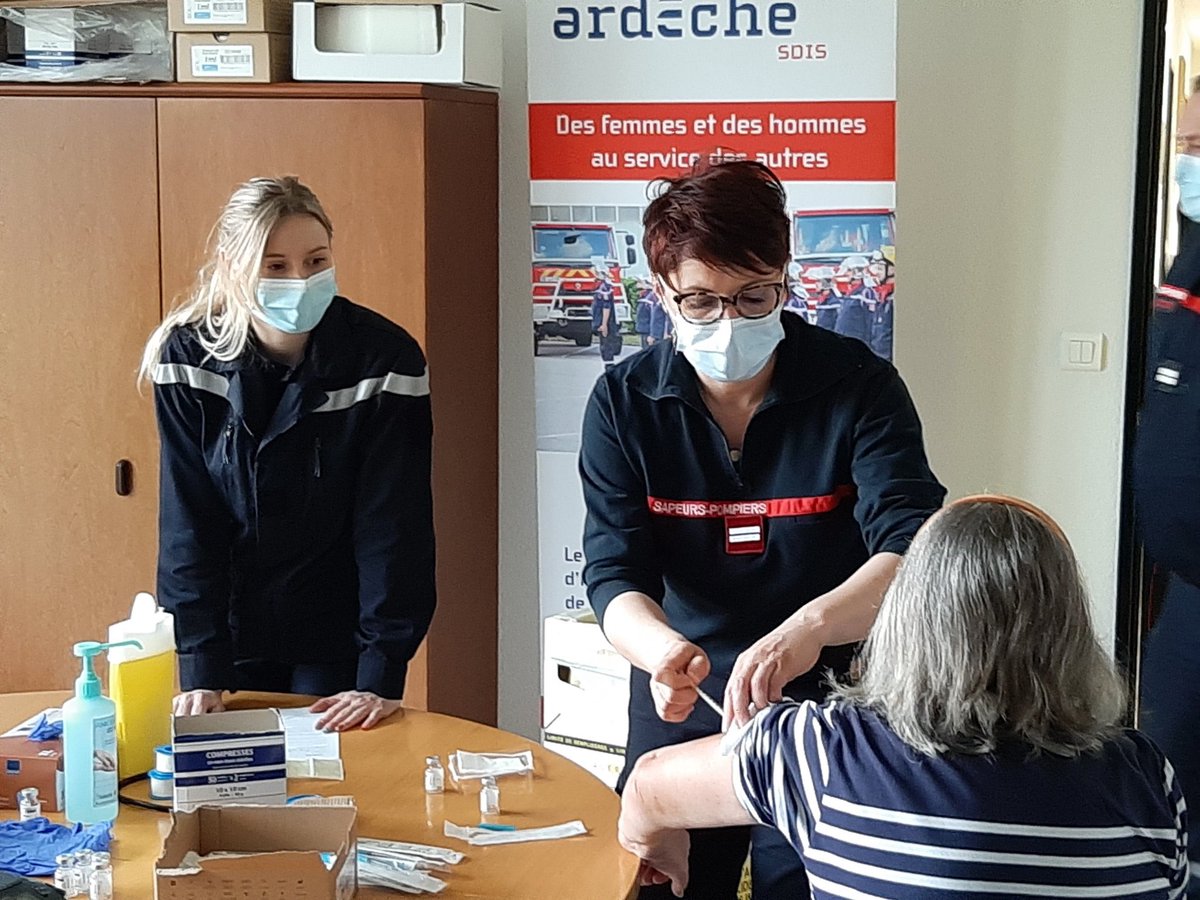 SecCivileFrance's tweet photo. 🚒📸 #COVID19 #TousMobilisés Retour sur la mobilisation des sapeurs-pompiers, marins-pompiers et bénévoles des associations agréées de Sécurité civile, engagés dans les centres de #vaccination sur l’ensemble du territoire. 
Pour prendre rendez-vous 👉 https://t.co/lNnBSYHXTs https://t.co/D60fqhXfTt