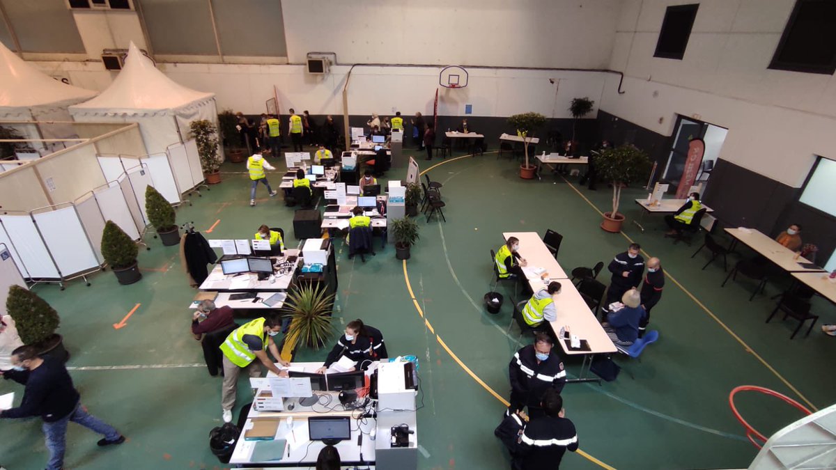 SecCivileFrance's tweet photo. 🚒📸 #COVID19 #TousMobilisés Retour sur la mobilisation des sapeurs-pompiers, marins-pompiers et bénévoles des associations agréées de Sécurité civile, engagés dans les centres de #vaccination sur l’ensemble du territoire. 
Pour prendre rendez-vous 👉 https://t.co/lNnBSYHXTs https://t.co/D60fqhXfTt