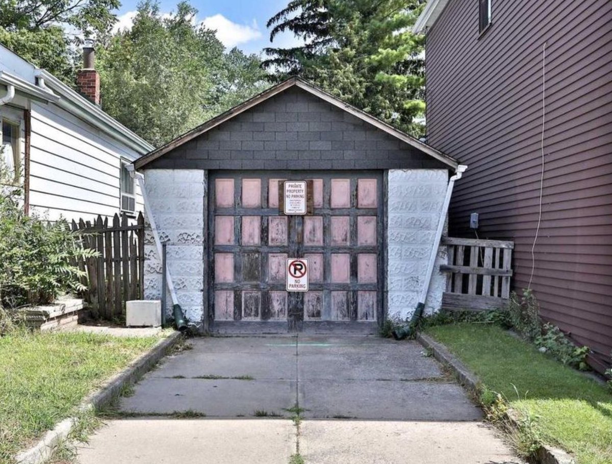 The rundown garage in Danforth Village sitting on a 20-foot lot was just listed for $729,000 and sold in only 3 days! At least it comes with parking  😆

#danforthvillage #torontohome #torontorealestate