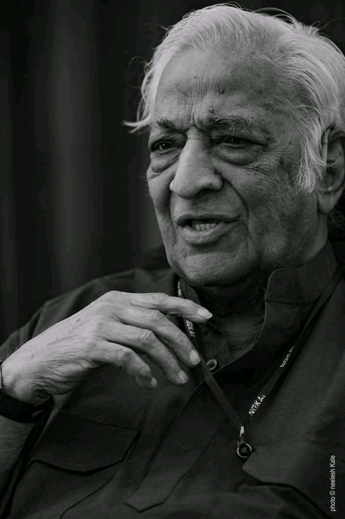 गंभीर, विनोदी आणि अशाच नानाविविध
भुमिका निभावणारे हरहुन्नरी व्यक्तीमत्व
नटश्रेष्ठ जेष्ठ अभिनेते श्रीकांतजी मोघे यांचे वृद्धापकाळाने निधन झालं.. 
श्रीकांतजी मोघे यांना भावपूर्ण श्रद्धांजली ! 🙏🙏💐💐

#जेष्ठ_अभिनेते_श्रीकांत_मोघे
#अभिनेते_श्रीकांत_मोघे 
#भावपूर्णश्रद्धांजली